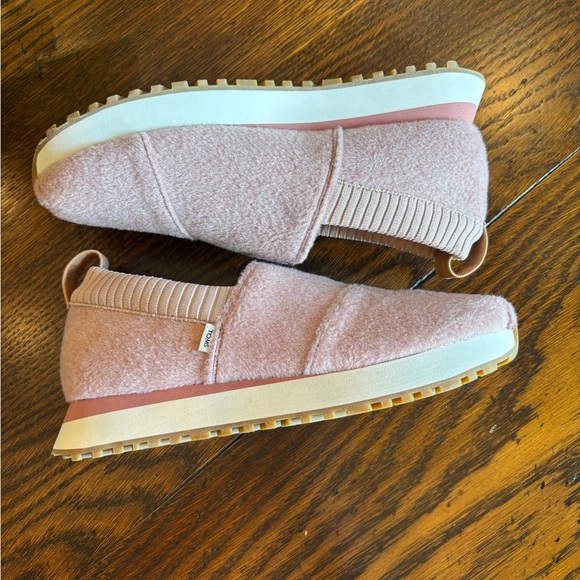 Toms shoes resident 2.0 pink slip-on sneakers. Brand new, comfortable, size 8 - Picture 3 of 5
